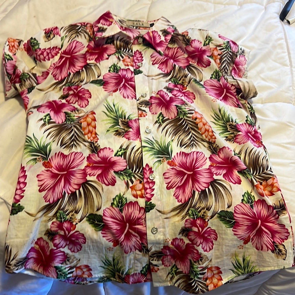 Beautiful pink Hawaiian shirt. Size small button front cute buttons